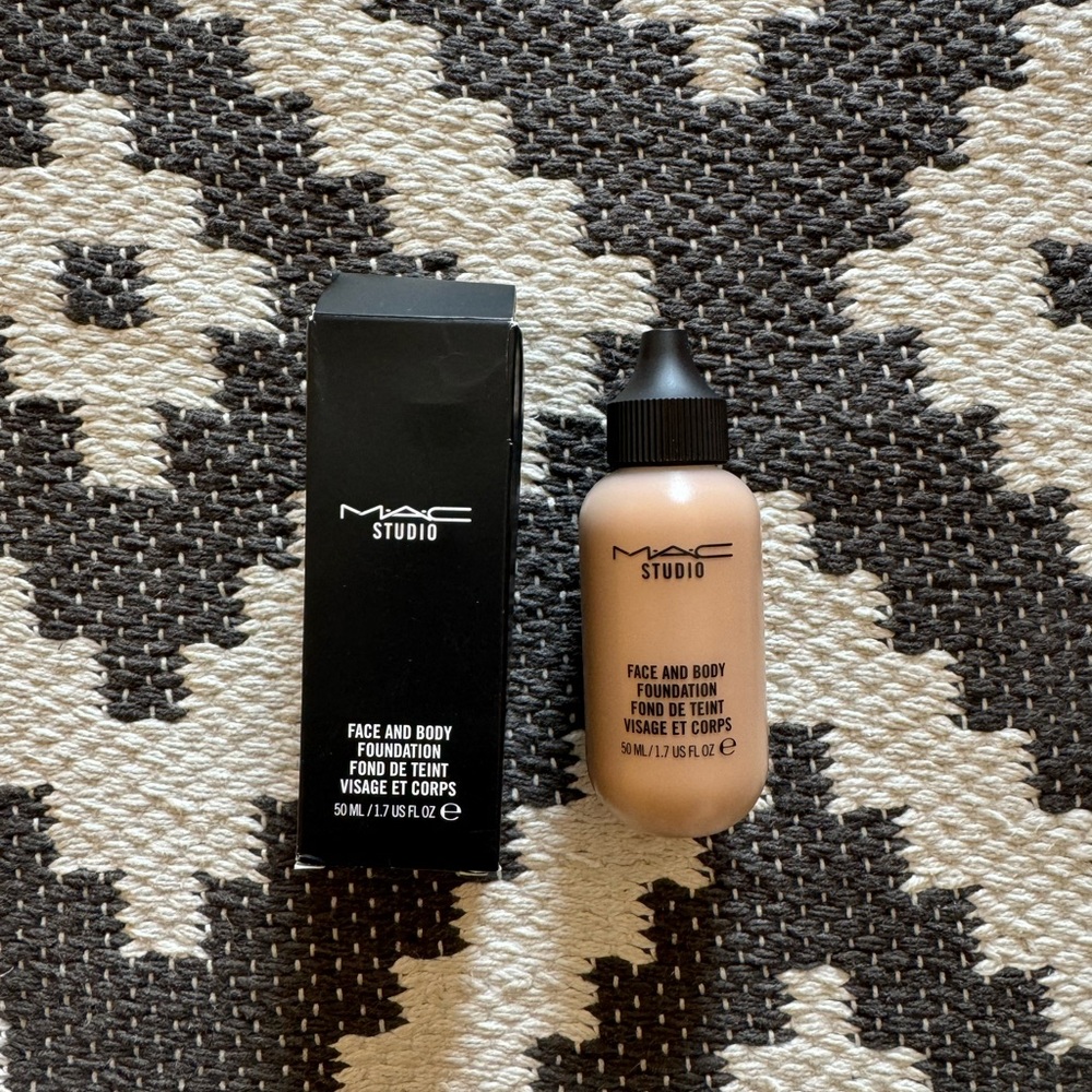 MAC Cosmetics Studio Face and Body Foundation C4 - ORIGINAL FORMULA